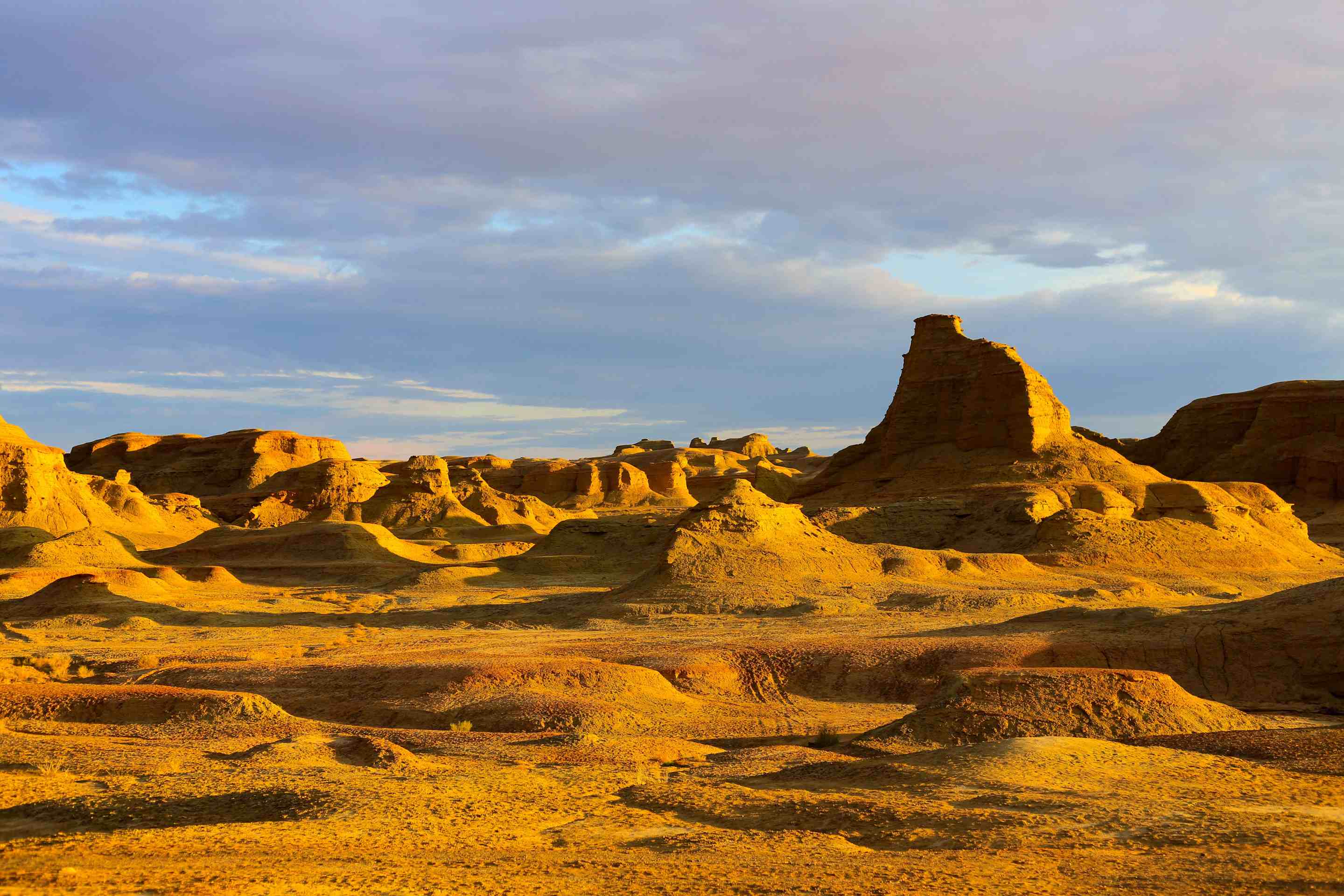 Xinjiang Taklamakan Desert vast sea of sand